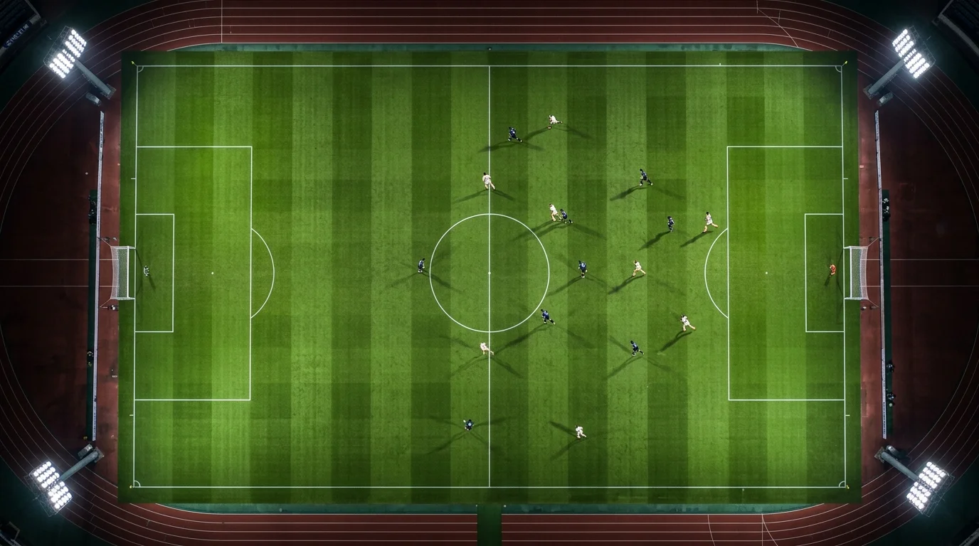 Vista cenital de un campo de fútbol japonés con césped natural durante un partido nocturno de la J1 League